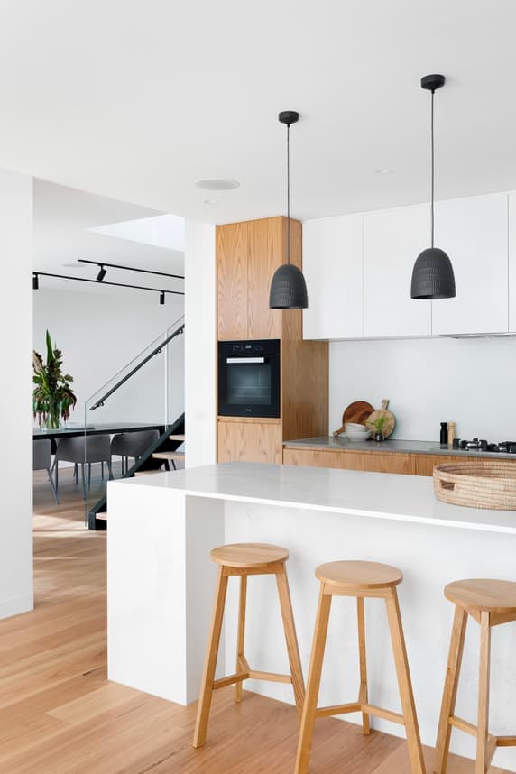 Lichte moderne keuken met houten accenten