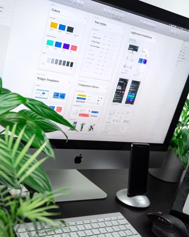 Designsysteem op een desktopcomputer tussen groene planten